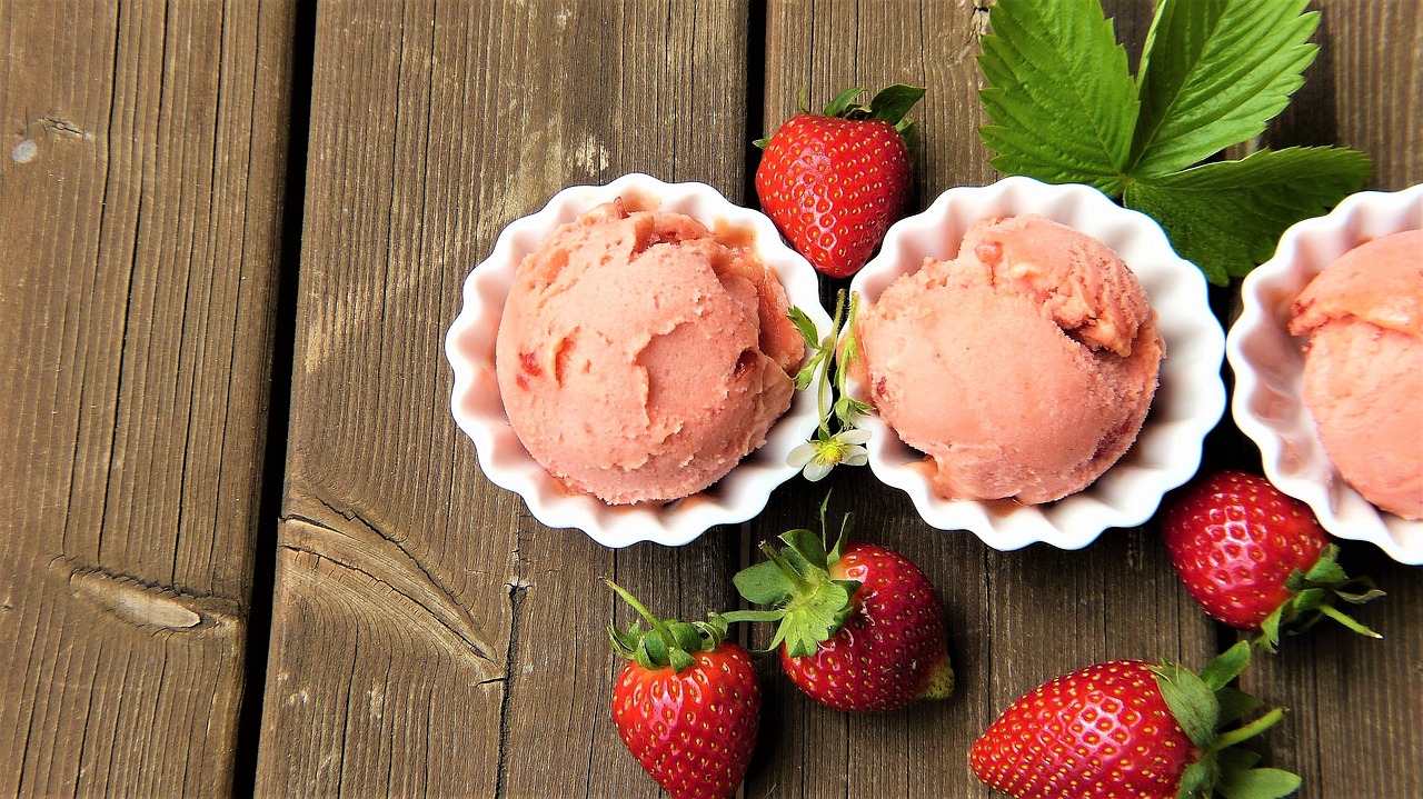 gambar ice cream strawberry diatas meja